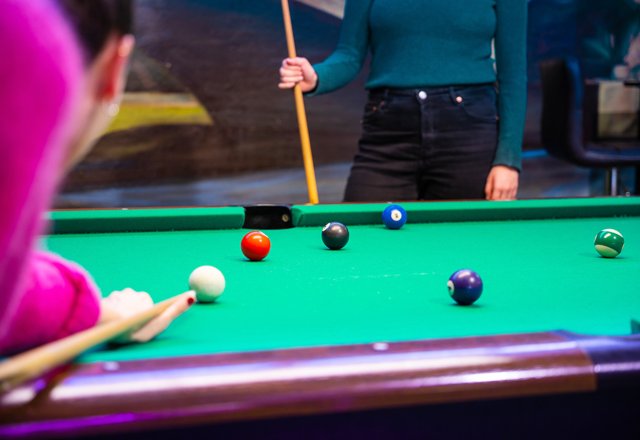 Gemütliche Elternlounge mit Billardtisch zum Entspannen während die Kinder spielen