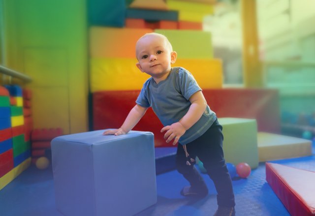 Sicherer Kleinkinderbereich mit weichen Matten, bunten Bausteinen und altersgerechten Spielgeräten