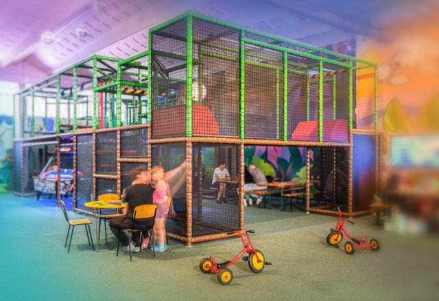 Kletterparcours mit verschiedenen Ebenen und Hindernissen für Kinder