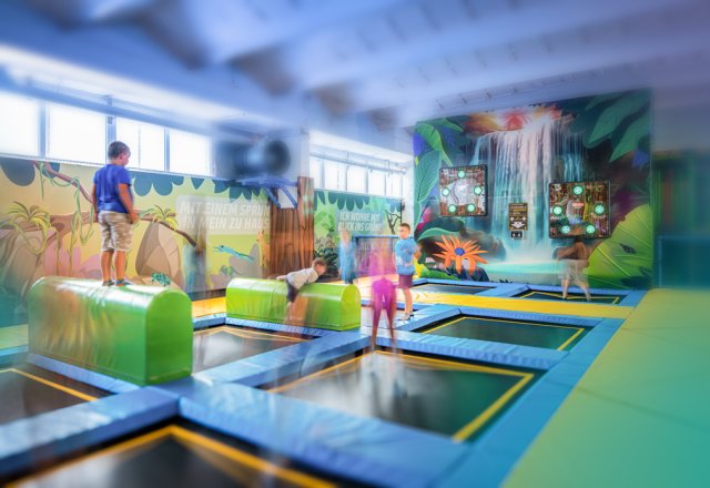 Trampolinpark mit acht Trampolinfeldern, Hindernissen und interaktiven Touchpanels