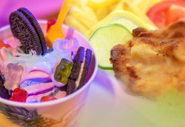 Appetitliche Auswahl an Speisen und Getränken für Kinder und Erwachsene